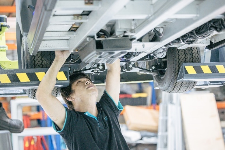 車輛底盤與底部系統作業